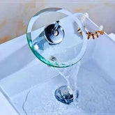 Torneira Gourmet Cascata de Vidro Bancada com acabamento cromado, design contemporâneo e fluxo de água em cachoeira.